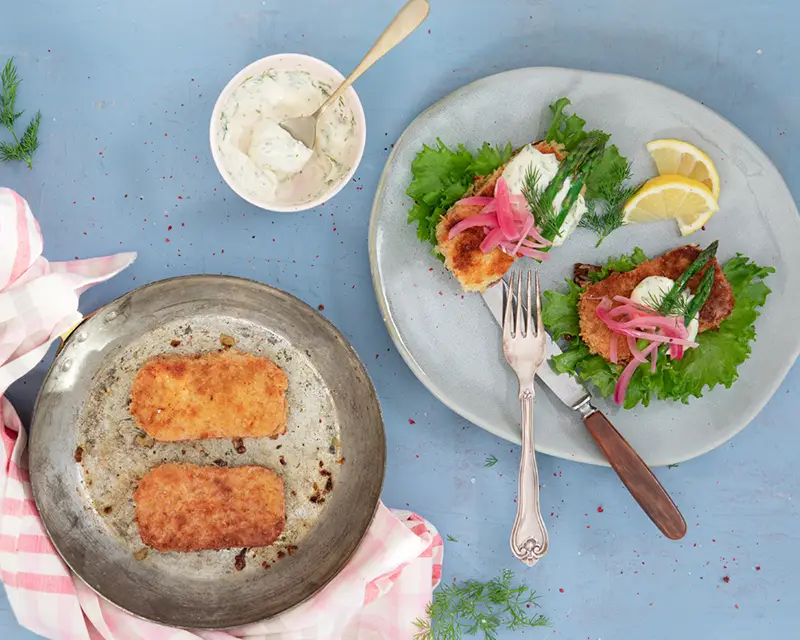 Opskrift på en nem og lækre aftenanretning. Pankosprød Aftenrogn serveret på groft brød med sprød salat, hjemmelavet dildmayo og syltet rødløg.