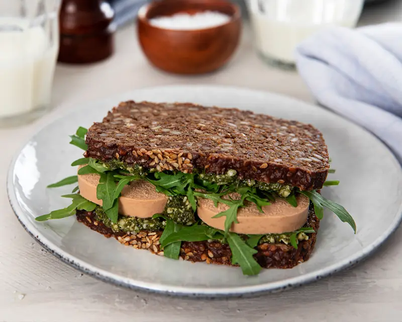 Opskrift på rugbrødssandwish med torskerogn, rucula og grøn pesto