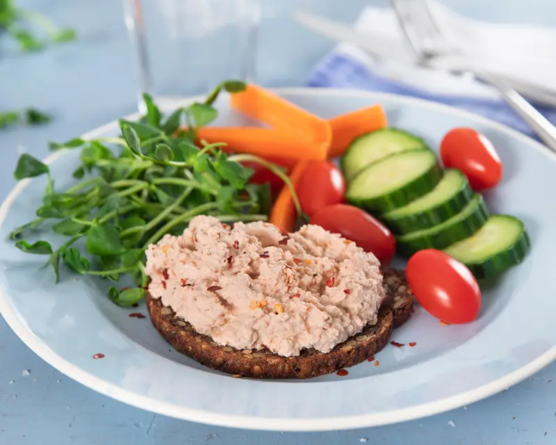 Opskrift på en spicy rogncreme. Bruge rogncremen på groft brød. Serveres med gnavegrønt. Nem og lækre anretning til den travle børnefamilie.